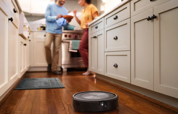 robot odkurzający biała kuchnię